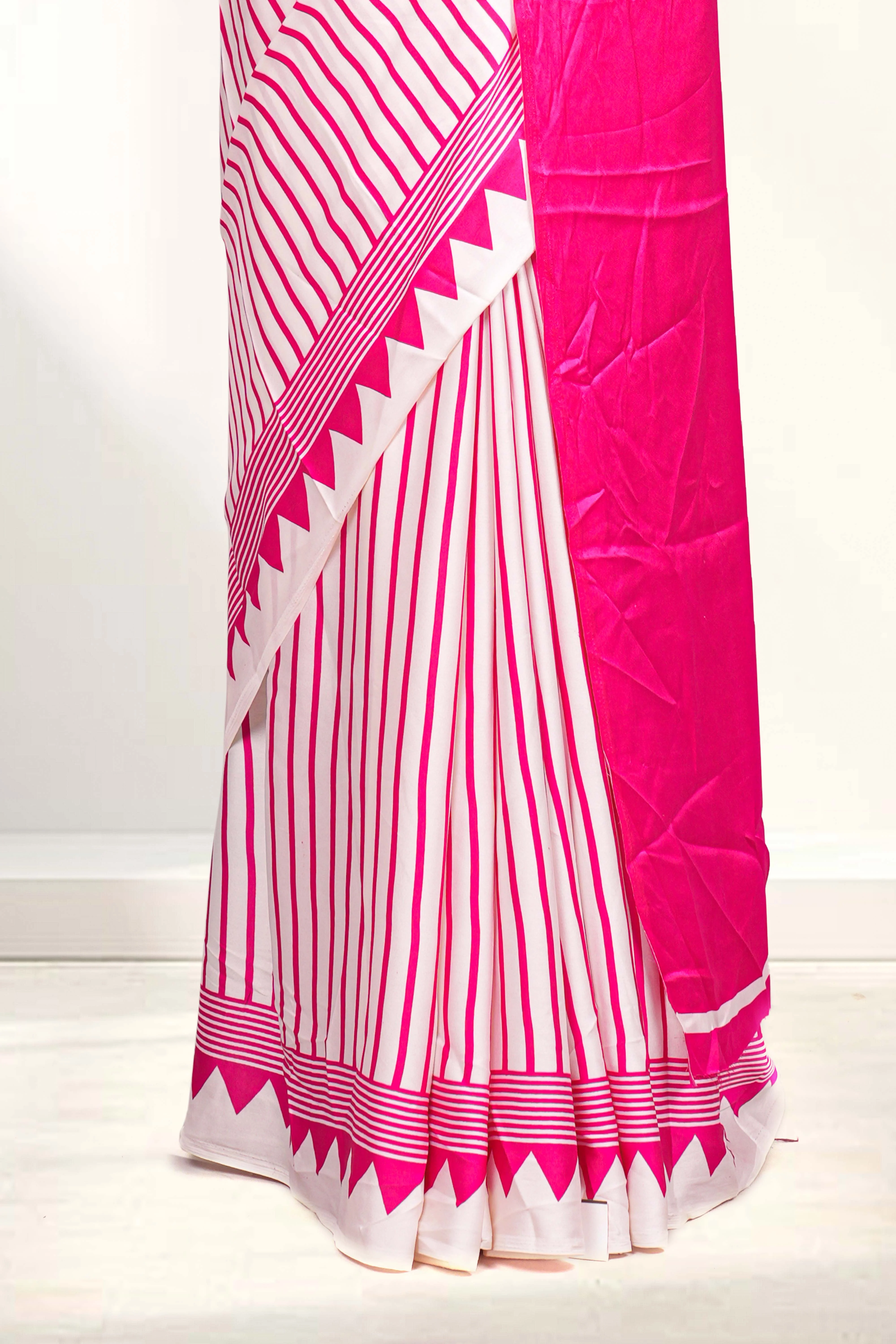 White Modal Silk Saree Lightweight Contrast Vertical Line Printed With Temple Border Circle Butta Design Pallu - Image 4