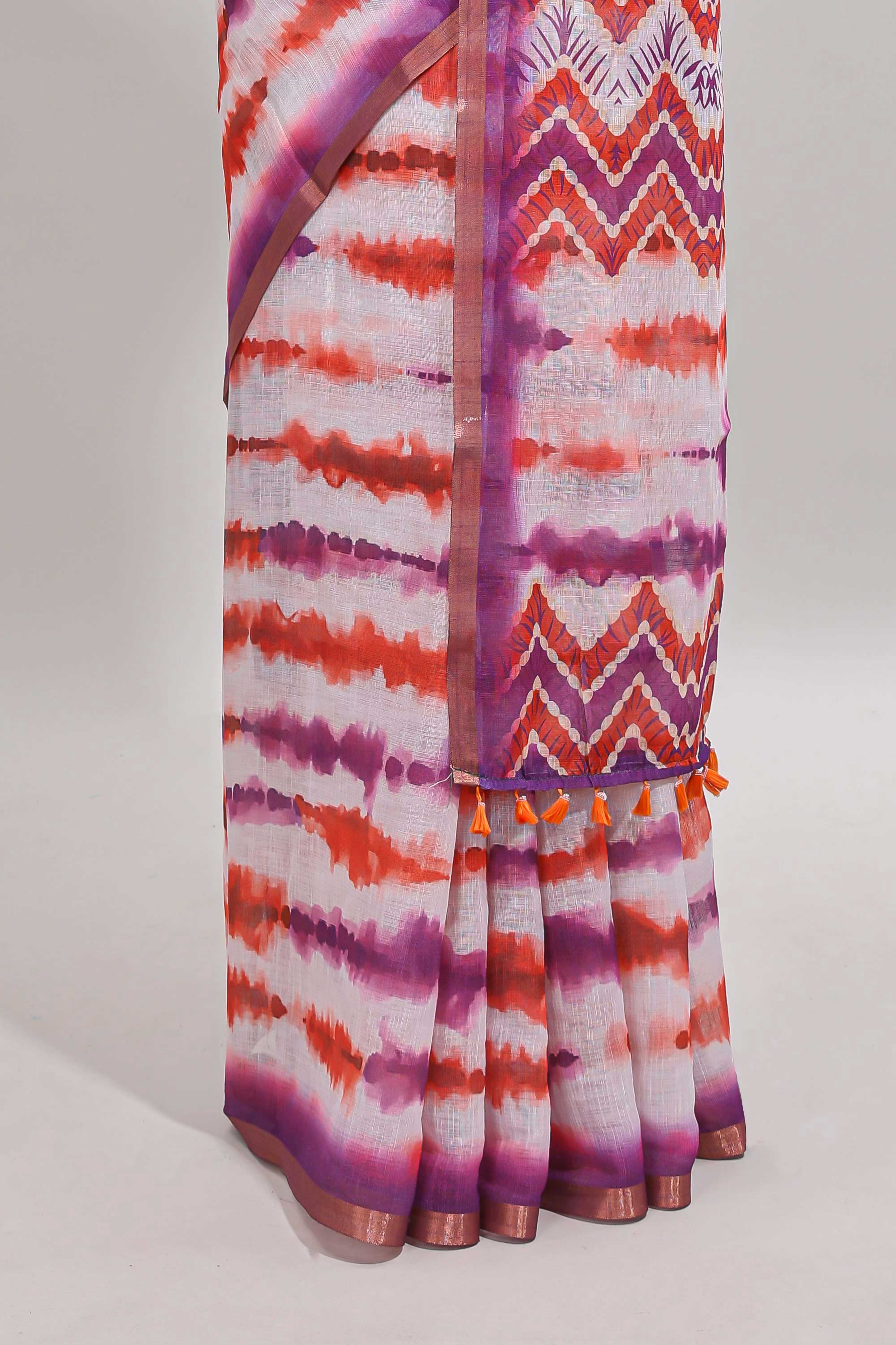 White tie & dye striped linen cotton saree with contrast zari border and printed blouse - Image 4