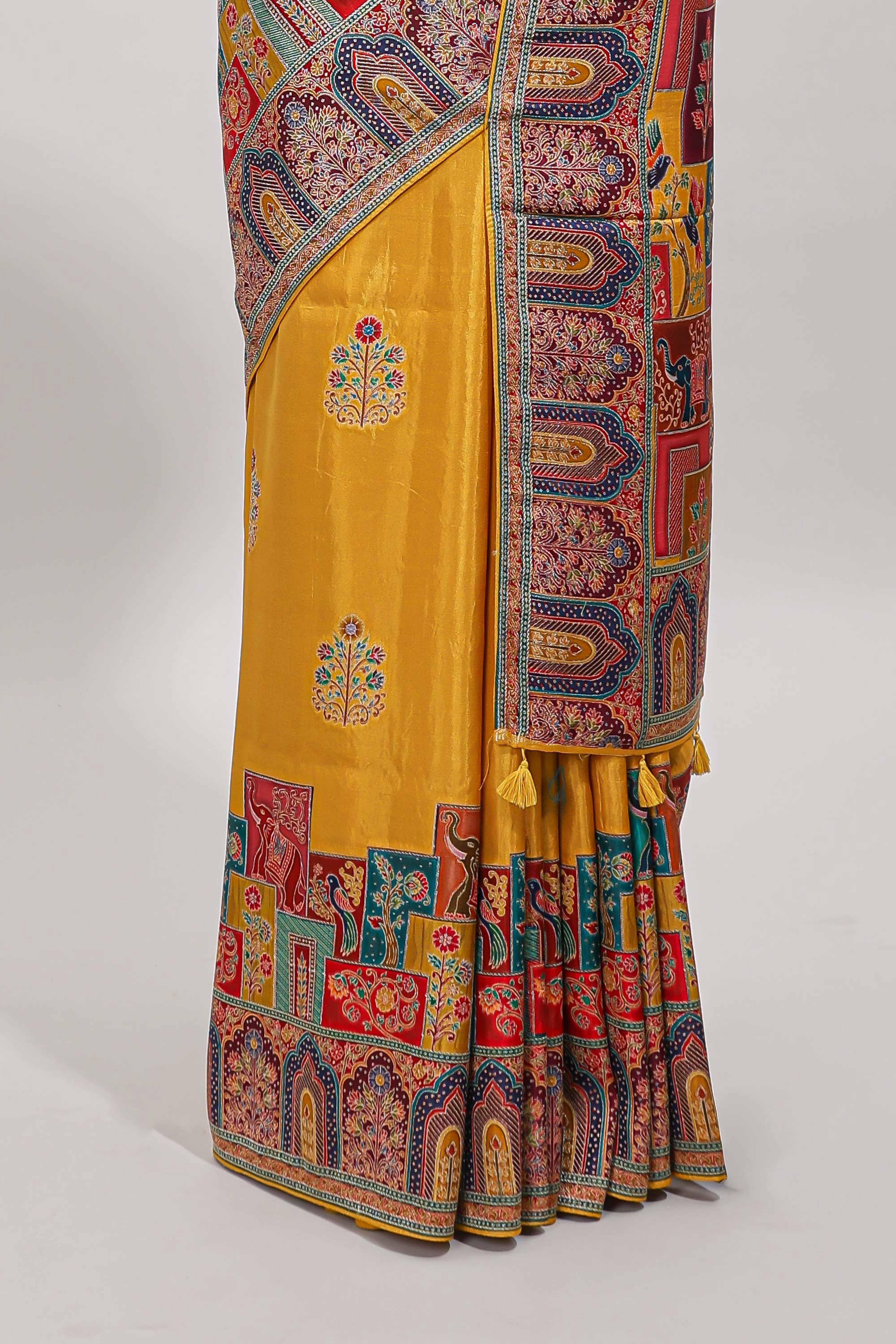 Yellow floral design motifs banarasi silk saree with contrast floral print border and matching blouse - Image 4
